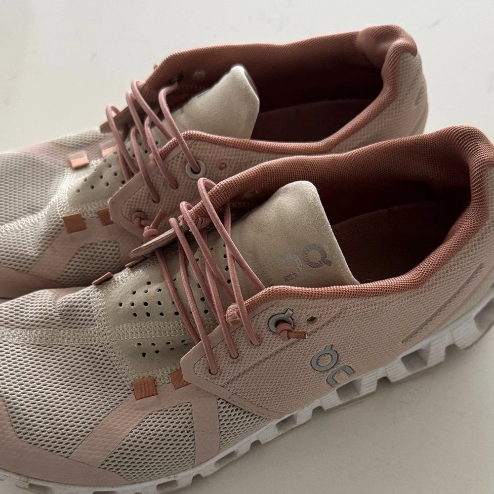 On Running Women's Athletic Shoes - Picture 2 of 8